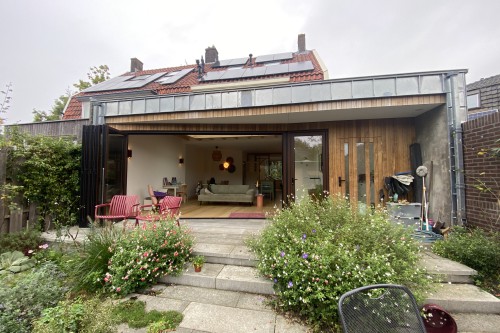 Uitbouw in zink en hout.